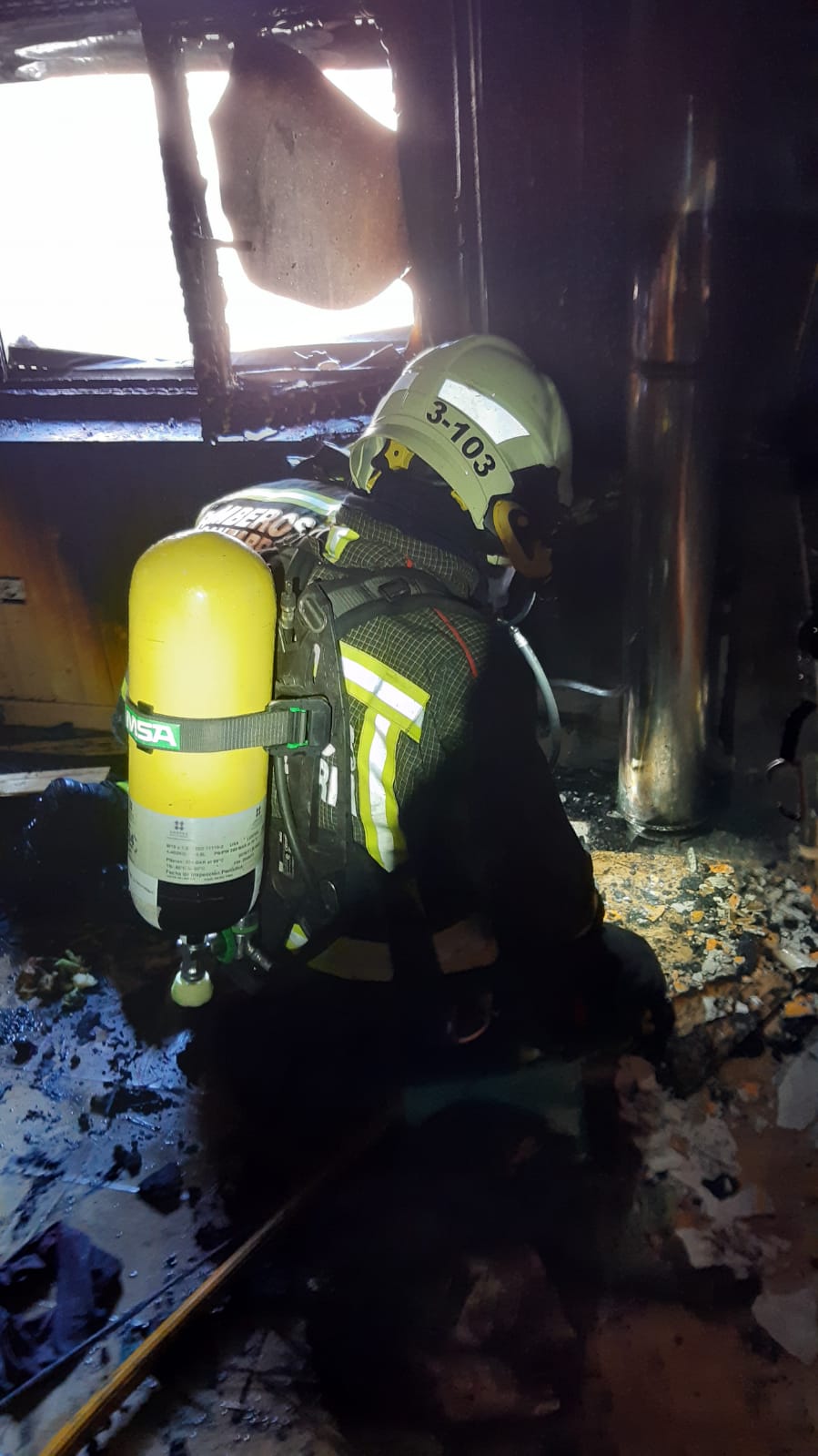 un bombero, en el interior de la vivienda.