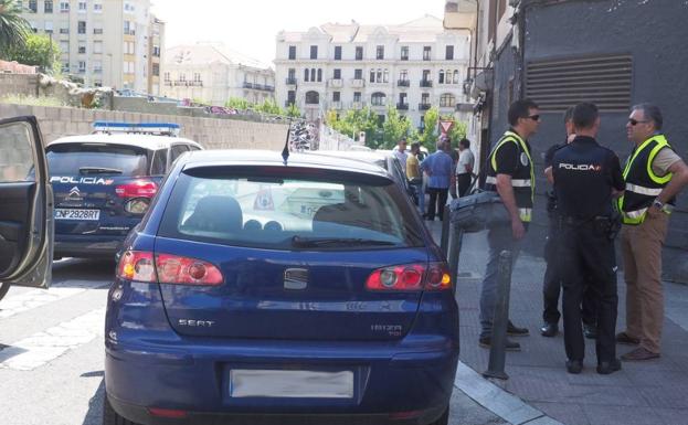 Imagen principal - Los agentes, investigando a las puertas del after el día del homicidio.