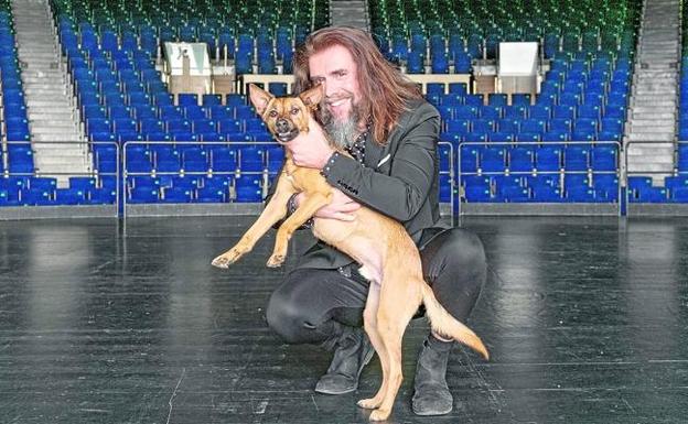 El actor santanderino Edy Asenjo posa con Flaco sobre el escenario del Palacio de Festivales.