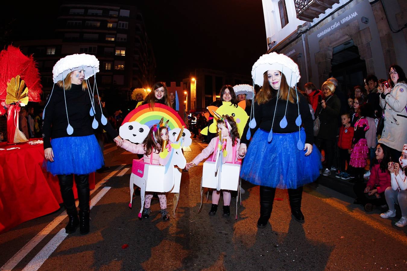 Fotos: Desfile multitudinario en Torrelavega