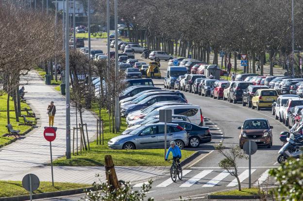 Las plazas de aparcamiento de El Sardinero se saturan en verano y los vecinos aseguran que es muy difícil encontrar un hueco. 