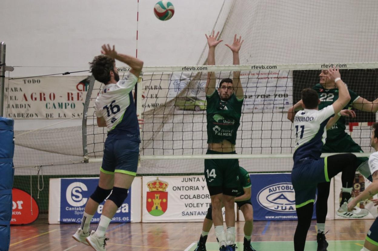 Manu Crespo se dispone a rematar a campo del Unicaja Almería. 