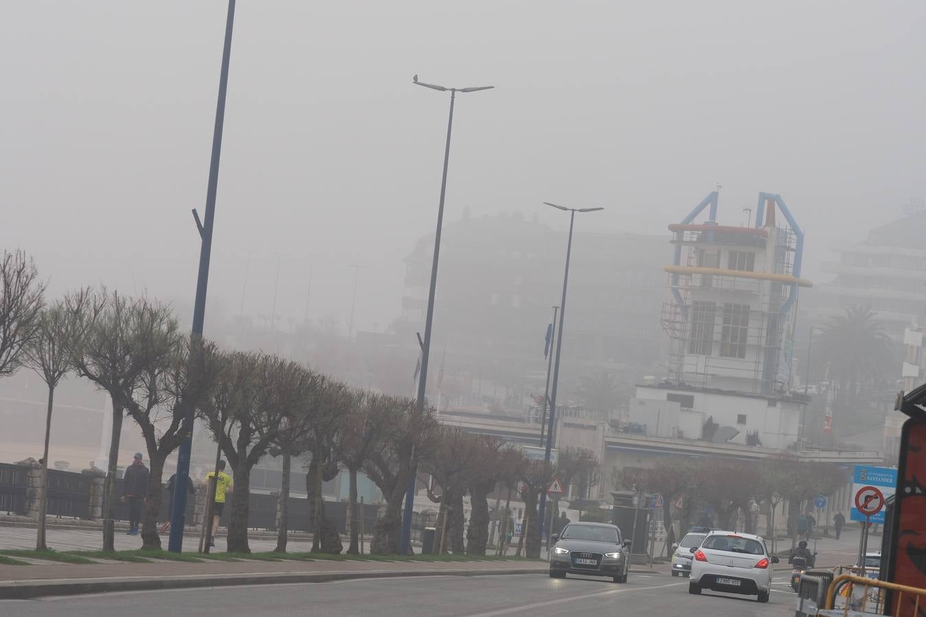 Fotos: Un paseo fantasmagórico por Santander bajo la niebla