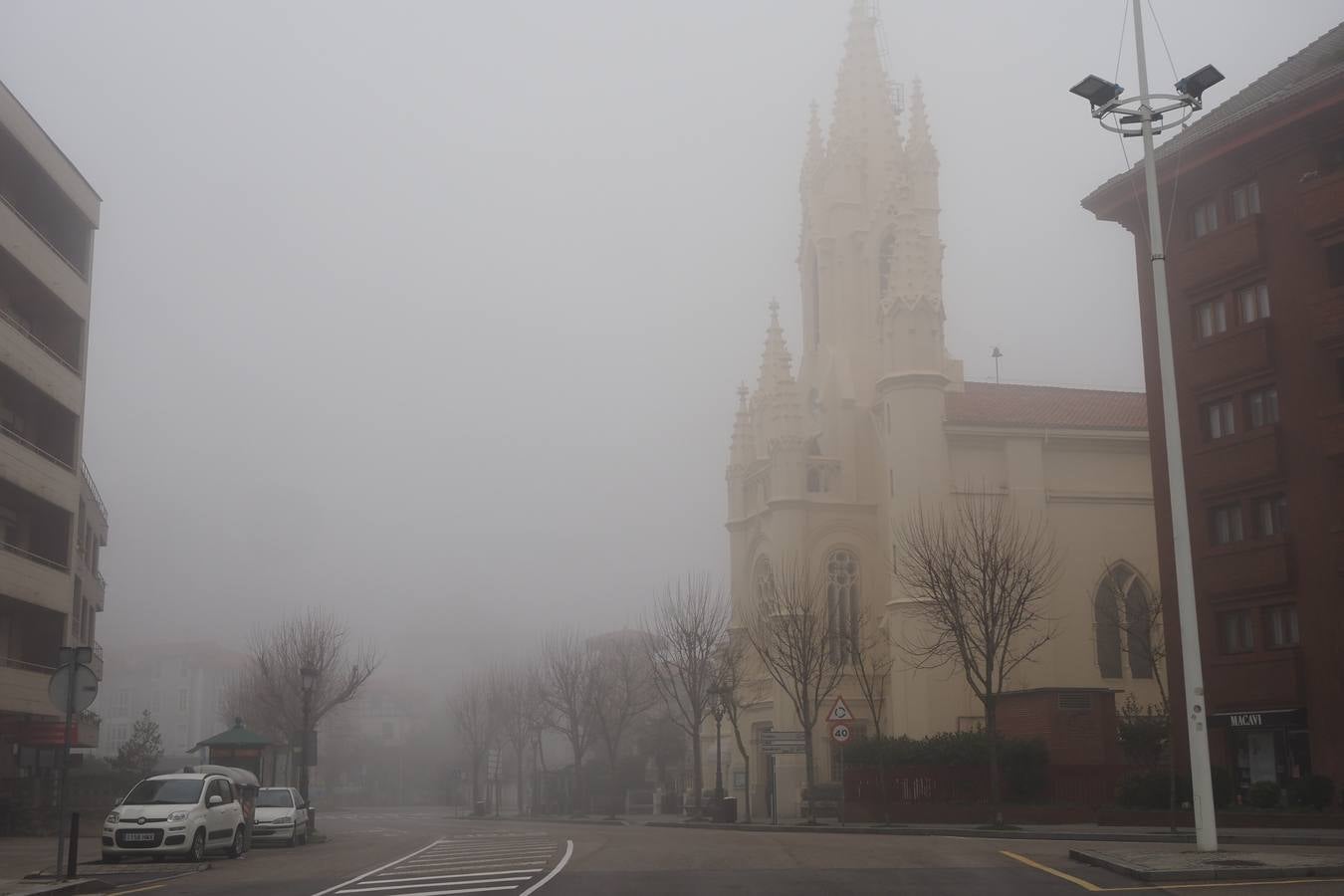 Fotos: Un paseo fantasmagórico por Santander bajo la niebla