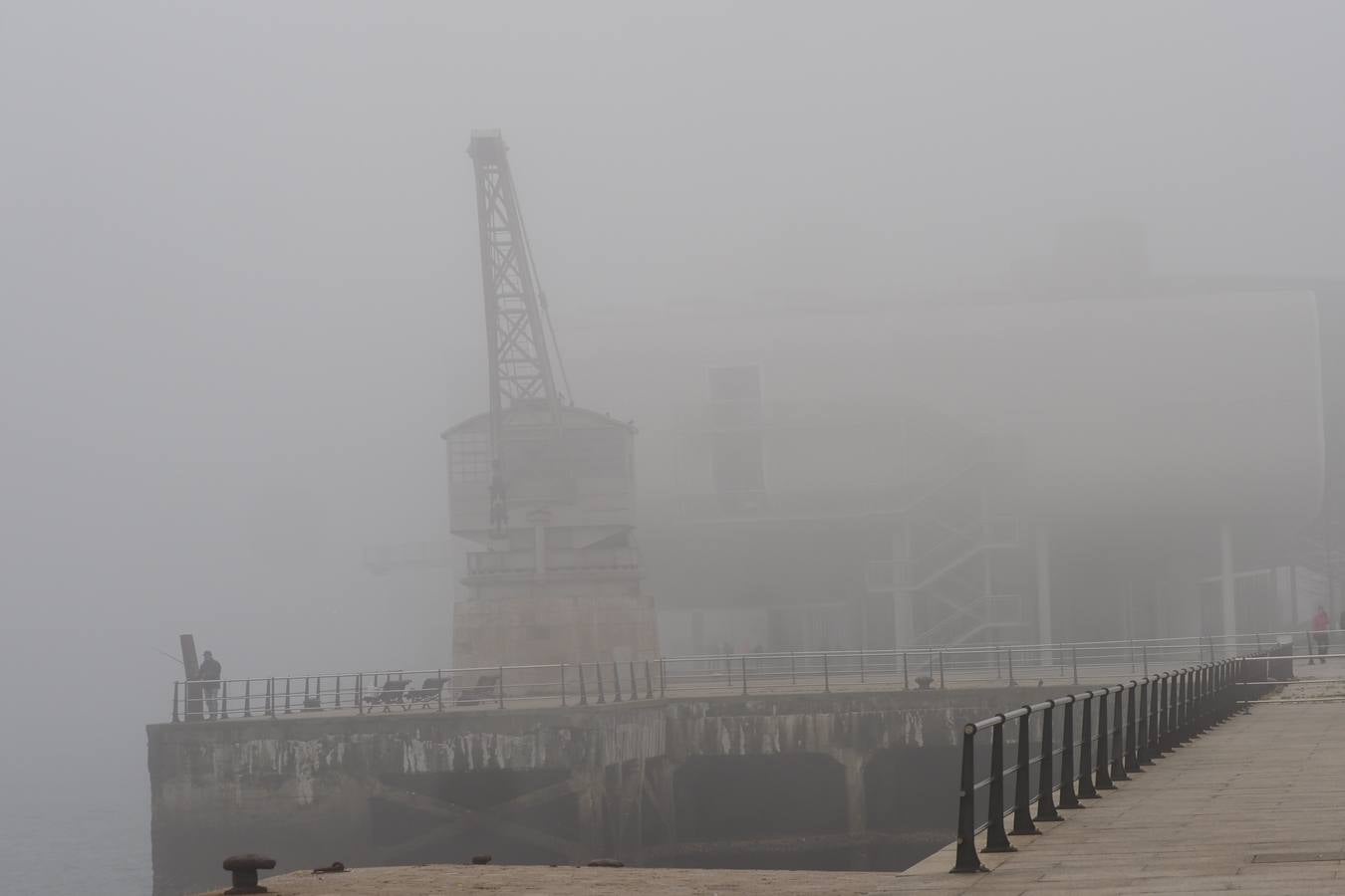 Fotos: Un paseo fantasmagórico por Santander bajo la niebla