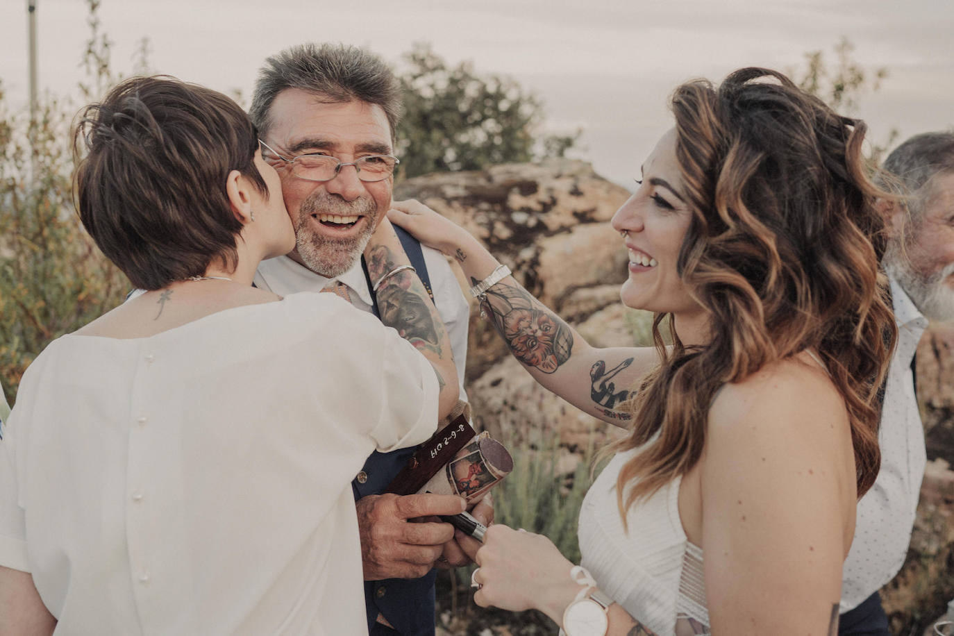 Estas dos jóvenes de 33 y 32 años se casaron el pasado mes de junio, menos de dos años después de conocerse. A las tres semanas se fueron a vivir juntas, la pedida de mano llegó a los tres meses y este verano sellaron su amor con un «sí y mil veces sí» en una ceremonia íntima y muy emotiva en Madrid.