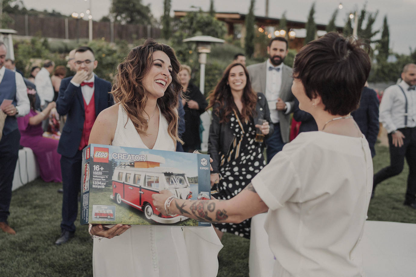 Estas dos jóvenes de 33 y 32 años se casaron el pasado mes de junio, menos de dos años después de conocerse. A las tres semanas se fueron a vivir juntas, la pedida de mano llegó a los tres meses y este verano sellaron su amor con un «sí y mil veces sí» en una ceremonia íntima y muy emotiva en Madrid.