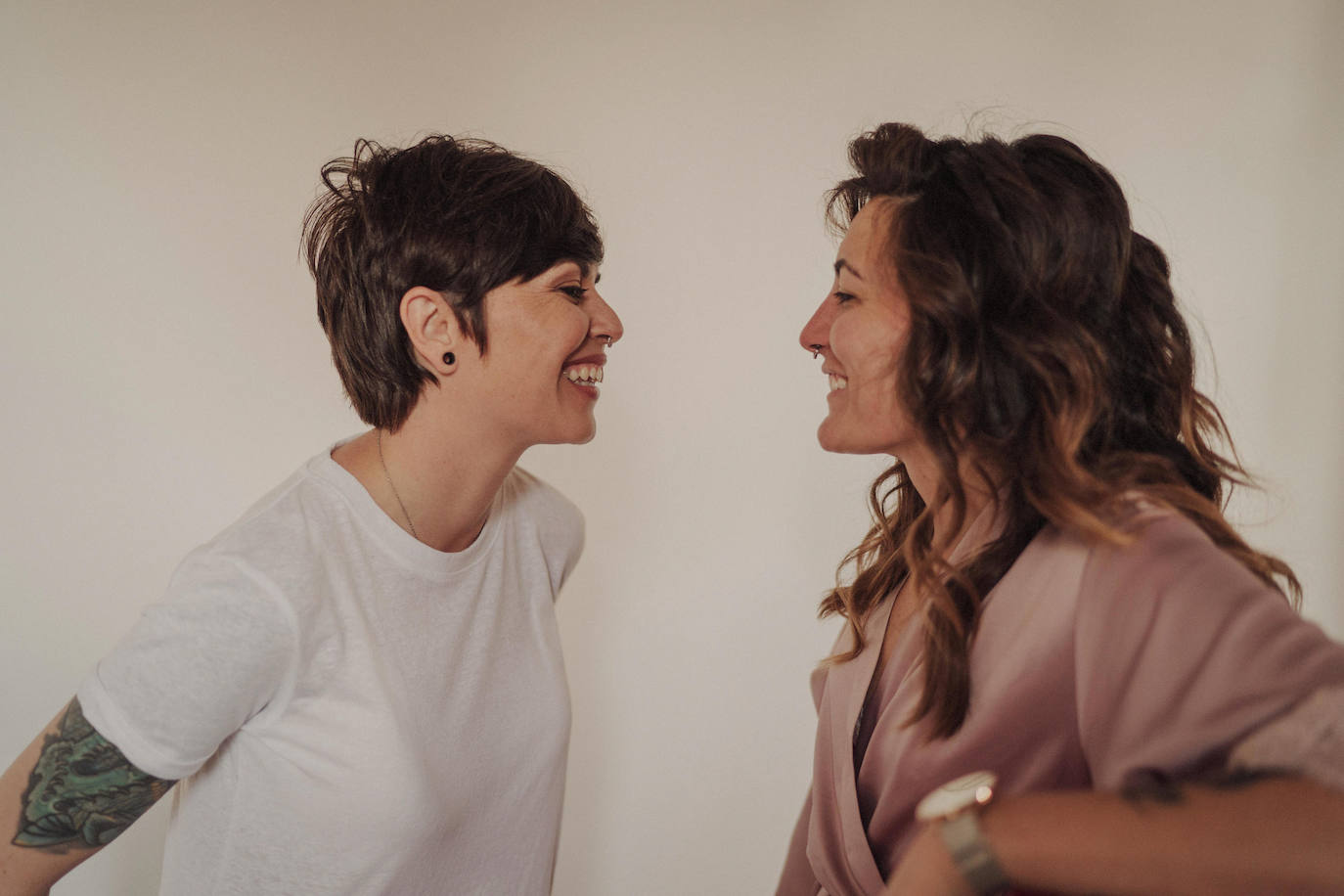 Estas dos jóvenes de 33 y 32 años se casaron el pasado mes de junio, menos de dos años después de conocerse. A las tres semanas se fueron a vivir juntas, la pedida de mano llegó a los tres meses y este verano sellaron su amor con un «sí y mil veces sí» en una ceremonia íntima y muy emotiva en Madrid.