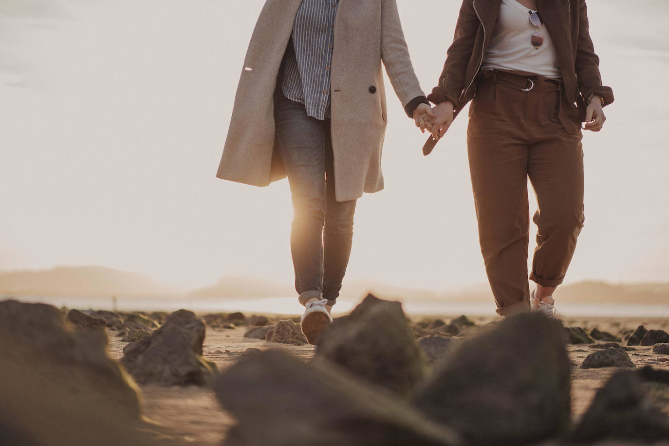 Estas dos jóvenes de 33 y 32 años se casaron el pasado mes de junio, menos de dos años después de conocerse. A las tres semanas se fueron a vivir juntas, la pedida de mano llegó a los tres meses y este verano sellaron su amor con un «sí y mil veces sí» en una ceremonia íntima y muy emotiva en Madrid.