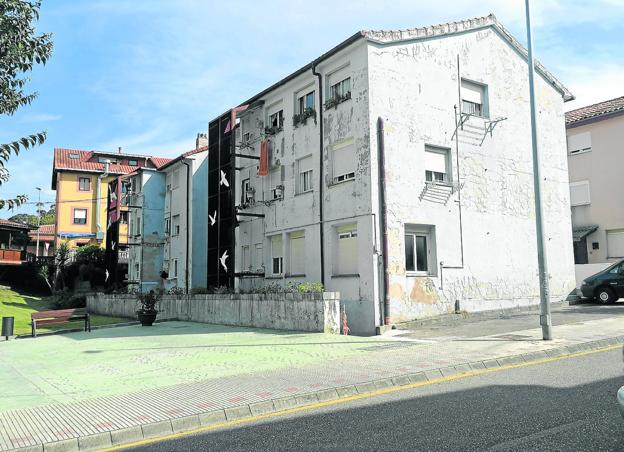 Edificio objeto del proceso iniciado por ruina económica y urbanística en el barrio Obrero de El Astillero. s. i. 