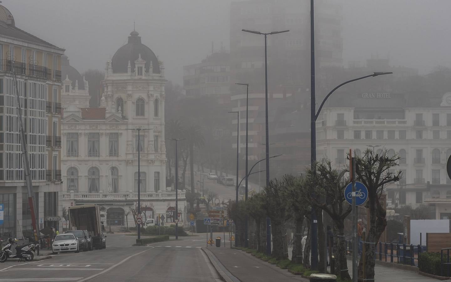 Fotos: Una densa niebla cubre Santander