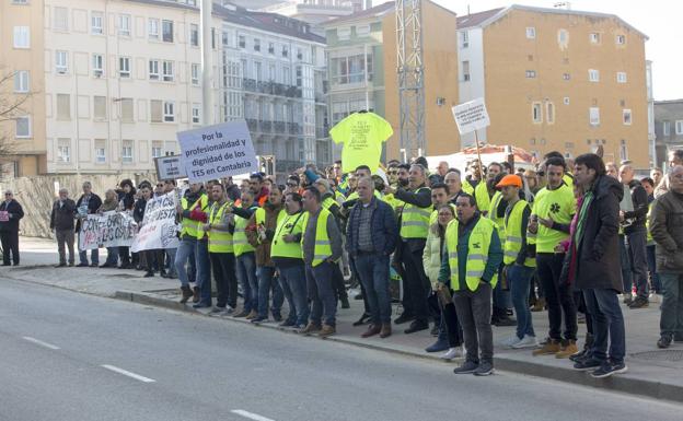 Trabajadores del transporte sanitario del Servicio Cántabro de Salud, en la concentración convocada ayer a las puertas del Parlamento.