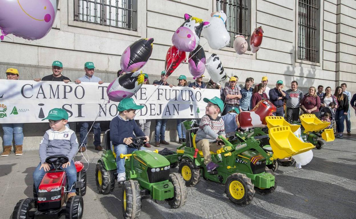 Imagen de la protesta del pasado mes ante Delegación del Gobierno 