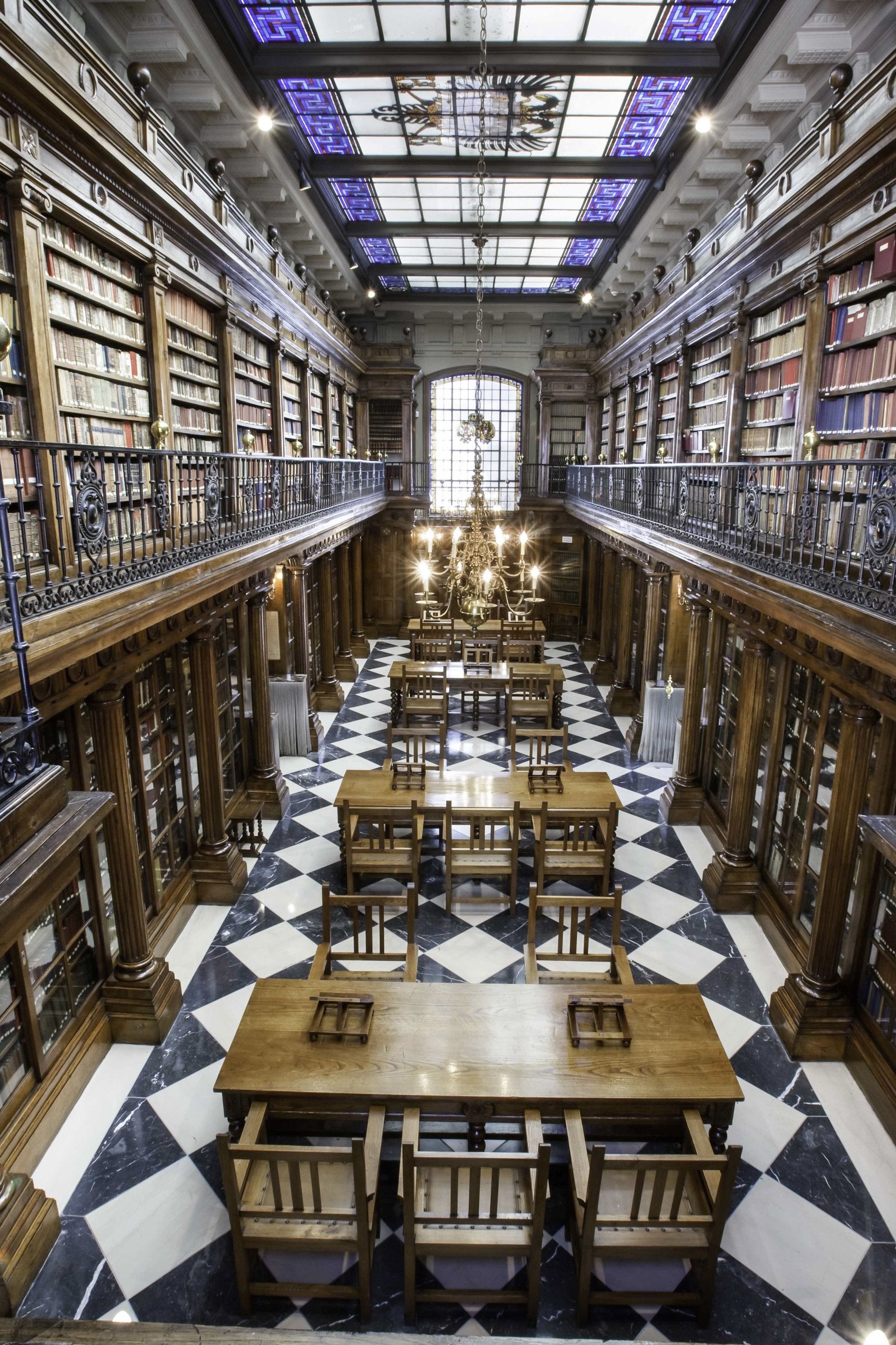 Interior del espacio bibliotecario del erudito santanderino.