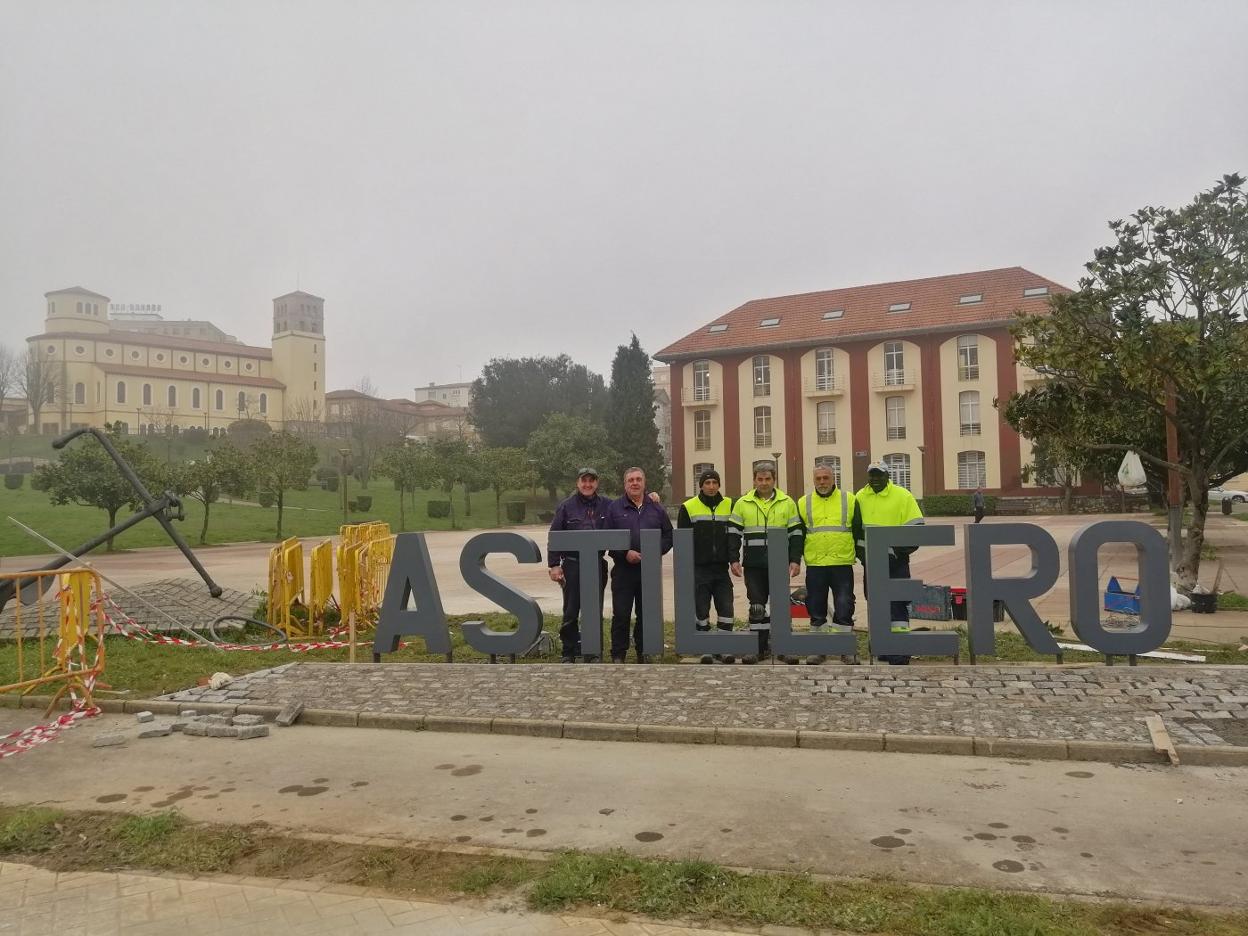 Operarios municipales y alumnos del IES Los Remedios están acabando las nuevas letras de El Astillero.