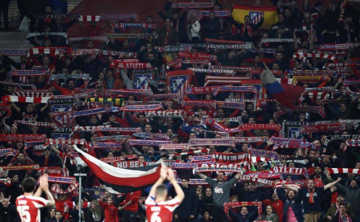 La afición del Atlético animando tras un partido.