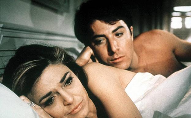 Imagen principal - La actriz Anne Bancroft junto a Dustin Hoffman en 'El graduado', donde encarnó a la inolvidable señora Robinson. En 'El milagro de Anna Sullivan' con Patty Keller y con Mel Brooks, su marido desde 1964 hasta su muerte.