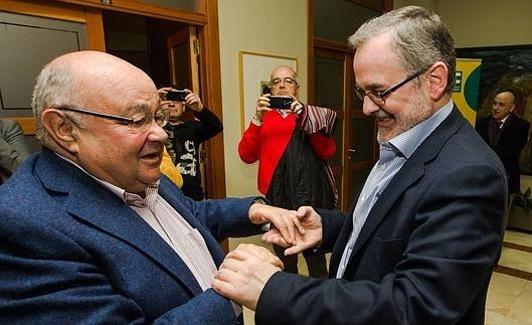 Pazos recibe la felicitación de Gómez Sal tras su victoria en las elecciones de 2016.