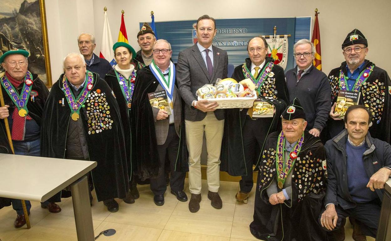 El consejero Guillermo Blanco y el autor de la obra, Pedro Arce (a la izquierda de Blanco) junto a los integrantes de la Cofradía del Queso de Cantabria, en la presentación del libro.