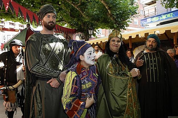 Espectáculo callejero inspirado en la época de Leonor de la Vega puesto en escena durante las fiestas patronales. 