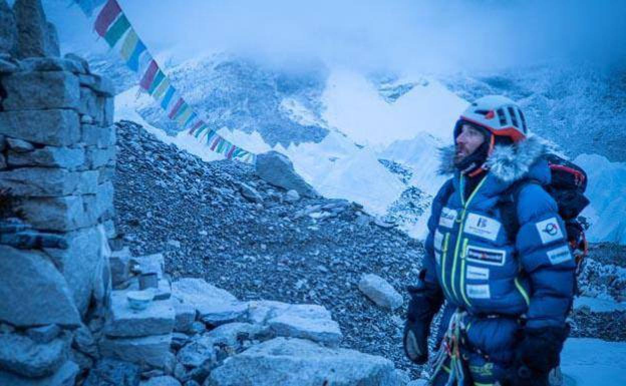 Momento de recogimiento de Alex Txikon ante la 'Puja' del campo base, antes de partir hacia la cima