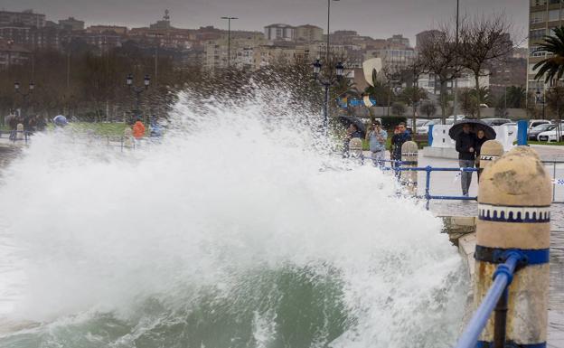 El mar, embravecido, en la Avenida García Lago de Santander.