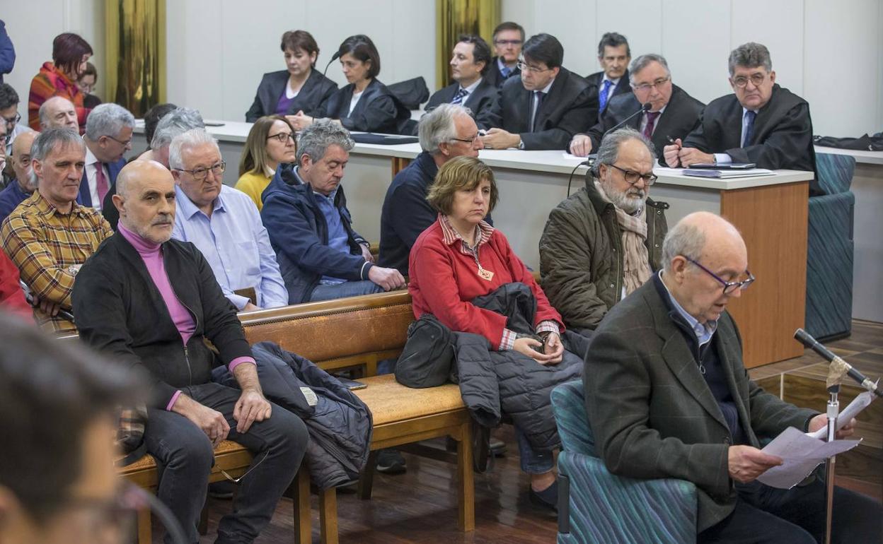 Los imputados, en primer término, durante la última sesión del juicio, este jueves.