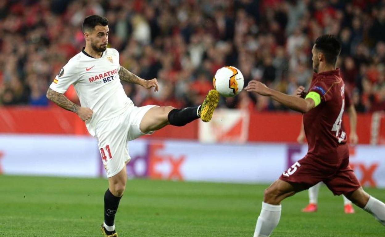 Suso disputa un balón con Camora. 