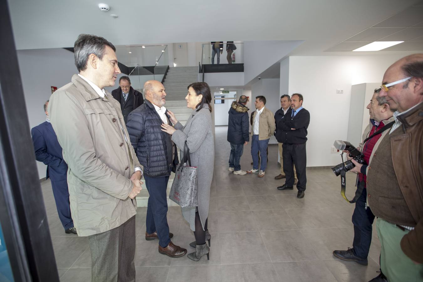 Los 300 trabajadores del Transporte Urbano de Santander (TUS) van a ver mejoradas sus condiciones de trabajo con la puesta en marcha de la nueva sede del servicio, en Camarreal tras casi veinte años que lleva esta infraestructura para ver la luz.La alcaldesa, Gema Igual, ha inaugurado con el concejal de Movilidad Sostenible, Cesar Díaz, los integrantes del Consejo del TUS, del comité de empresa, técnicos municipales y vecinos esta nueva sede, que ha costado 8,5 millones de euros y que el domingo, 1 de marzo, estará en funcionamiento.. 