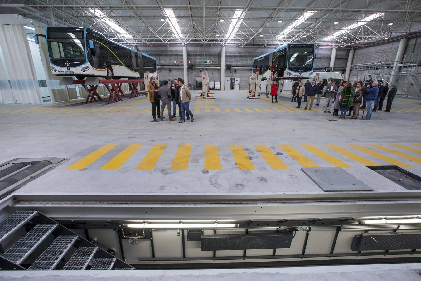 Los 300 trabajadores del Transporte Urbano de Santander (TUS) van a ver mejoradas sus condiciones de trabajo con la puesta en marcha de la nueva sede del servicio, en Camarreal tras casi veinte años que lleva esta infraestructura para ver la luz.La alcaldesa, Gema Igual, ha inaugurado con el concejal de Movilidad Sostenible, Cesar Díaz, los integrantes del Consejo del TUS, del comité de empresa, técnicos municipales y vecinos esta nueva sede, que ha costado 8,5 millones de euros y que el domingo, 1 de marzo, estará en funcionamiento.. 