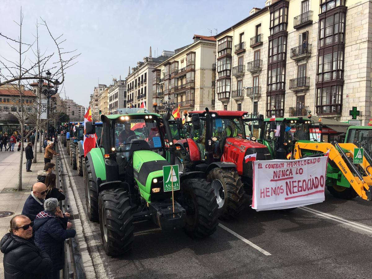 Miles de agricultores y ganaderos salen a las calles de la capital cántabra para defender «unos precios razonables» en sus productos y poder mantenerse en el sector