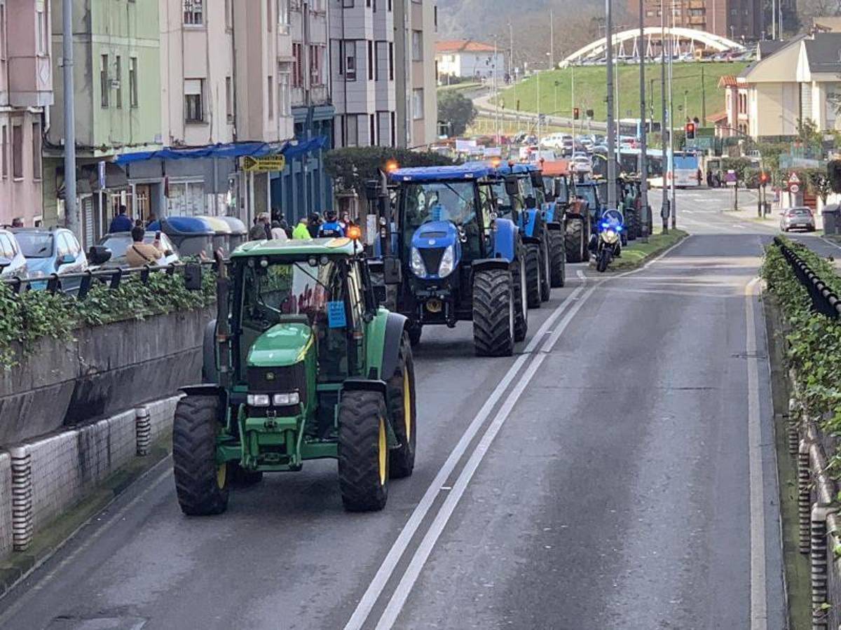 Miles de agricultores y ganaderos salen a las calles de la capital cántabra para defender «unos precios razonables» en sus productos y poder mantenerse en el sector