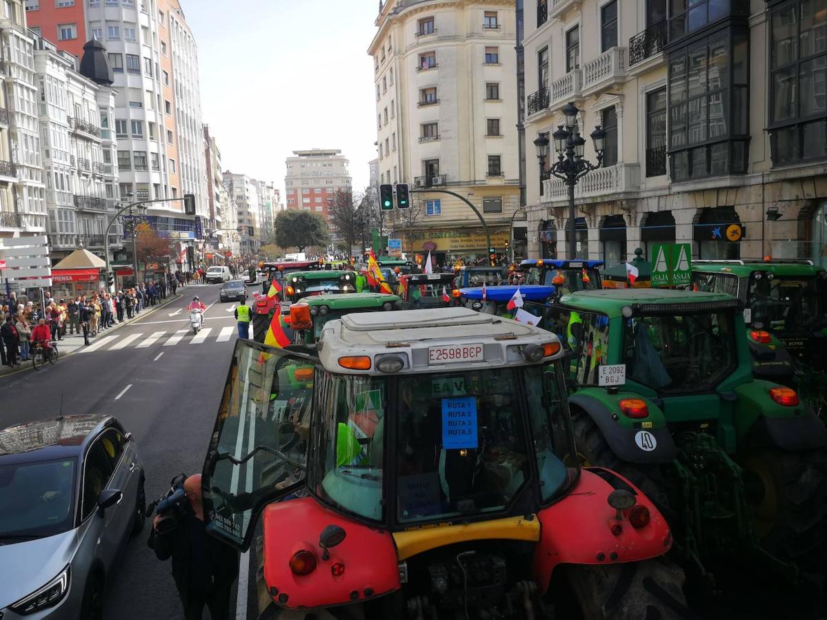 Miles de agricultores y ganaderos salen a las calles de la capital cántabra para defender «unos precios razonables» en sus productos y poder mantenerse en el sector