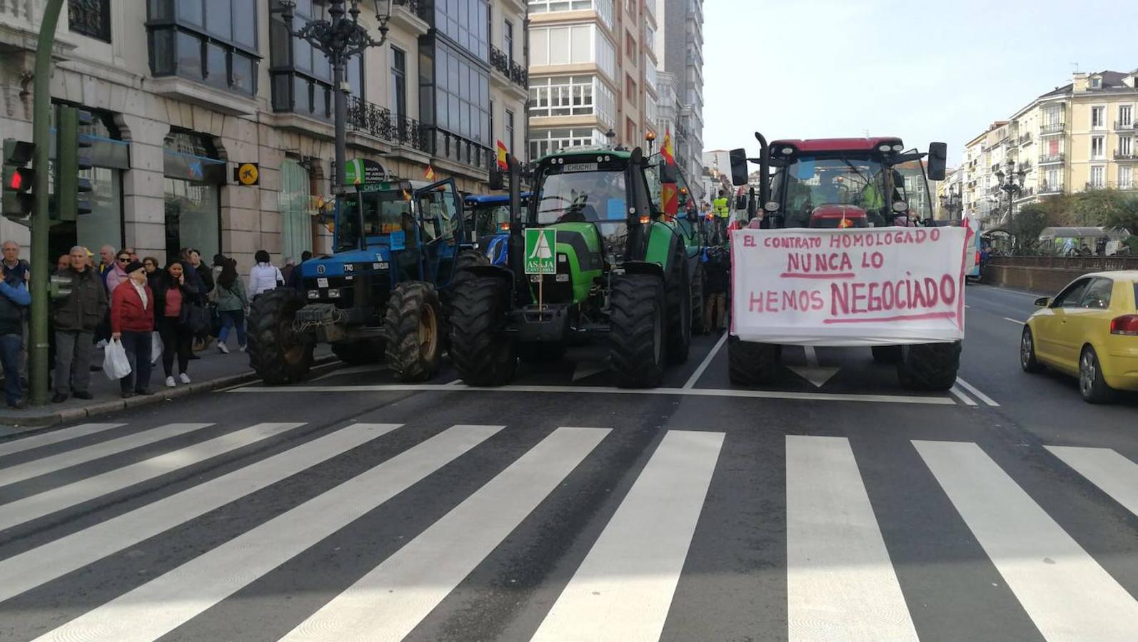 Miles de agricultores y ganaderos salen a las calles de la capital cántabra para defender «unos precios razonables» en sus productos y poder mantenerse en el sector