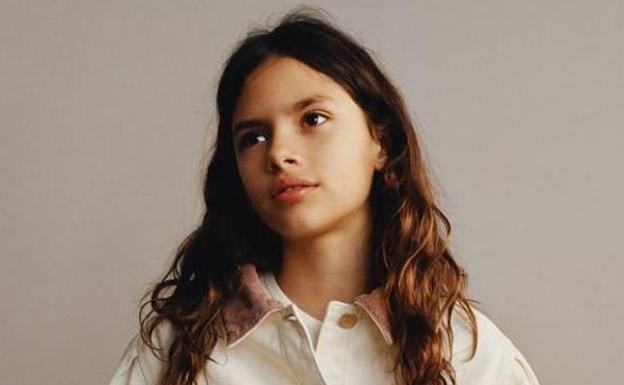 Imagen principal - Ava Salazar posa para la nueva campaña de Zara Kid