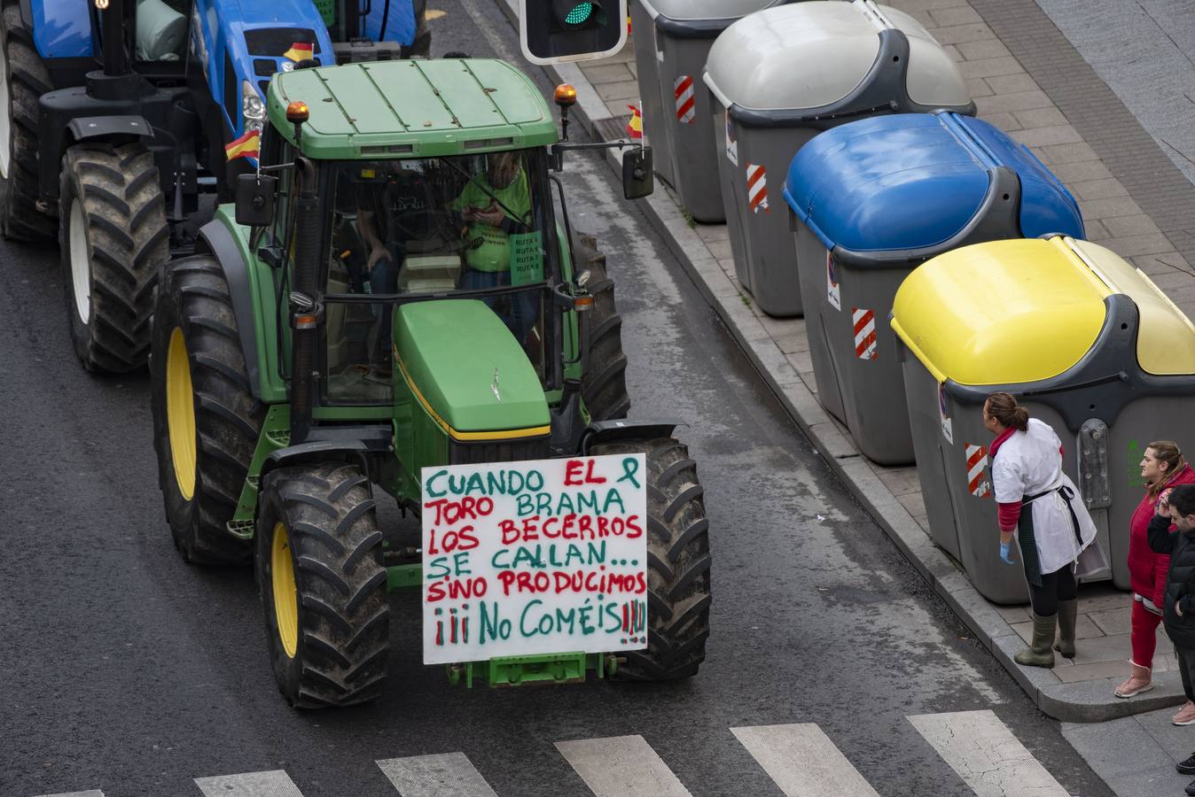 Miles de agricultores y ganaderos salen a las calles de la capital cántabra para defender «unos precios razonables» en sus productos y poder mantenerse en el sector