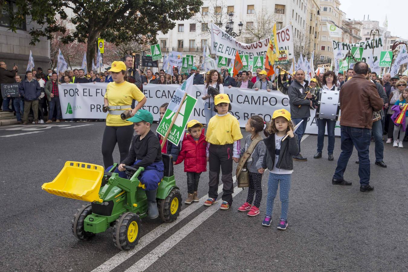 Miles de agricultores y ganaderos salen a las calles de la capital cántabra para defender «unos precios razonables» en sus productos y poder mantenerse en el sector