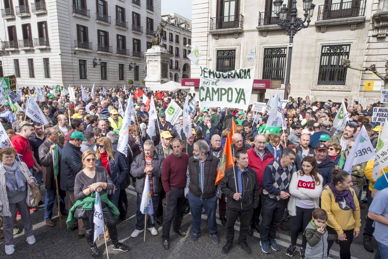 Miles de agricultores y ganaderos salen a las calles de la capital cántabra para defender «unos precios razonables» en sus productos y poder mantenerse en el sector