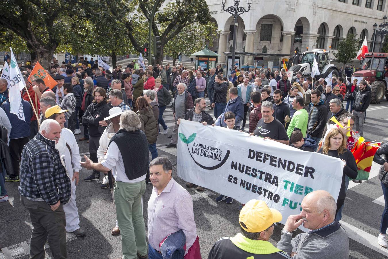 Miles de agricultores y ganaderos salen a las calles de la capital cántabra para defender «unos precios razonables» en sus productos y poder mantenerse en el sector