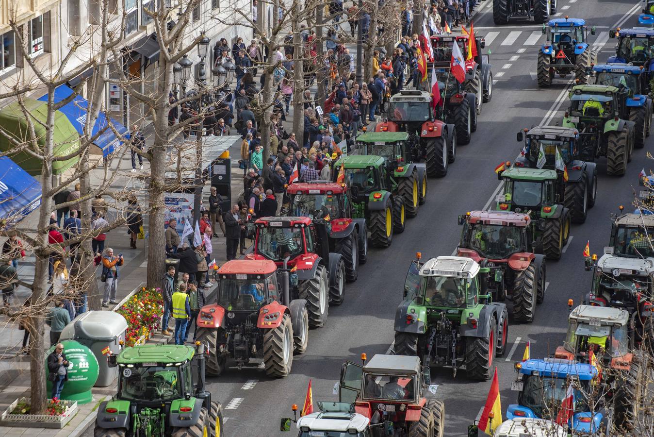 Miles de agricultores y ganaderos salen a las calles de la capital cántabra para defender «unos precios razonables» en sus productos y poder mantenerse en el sector