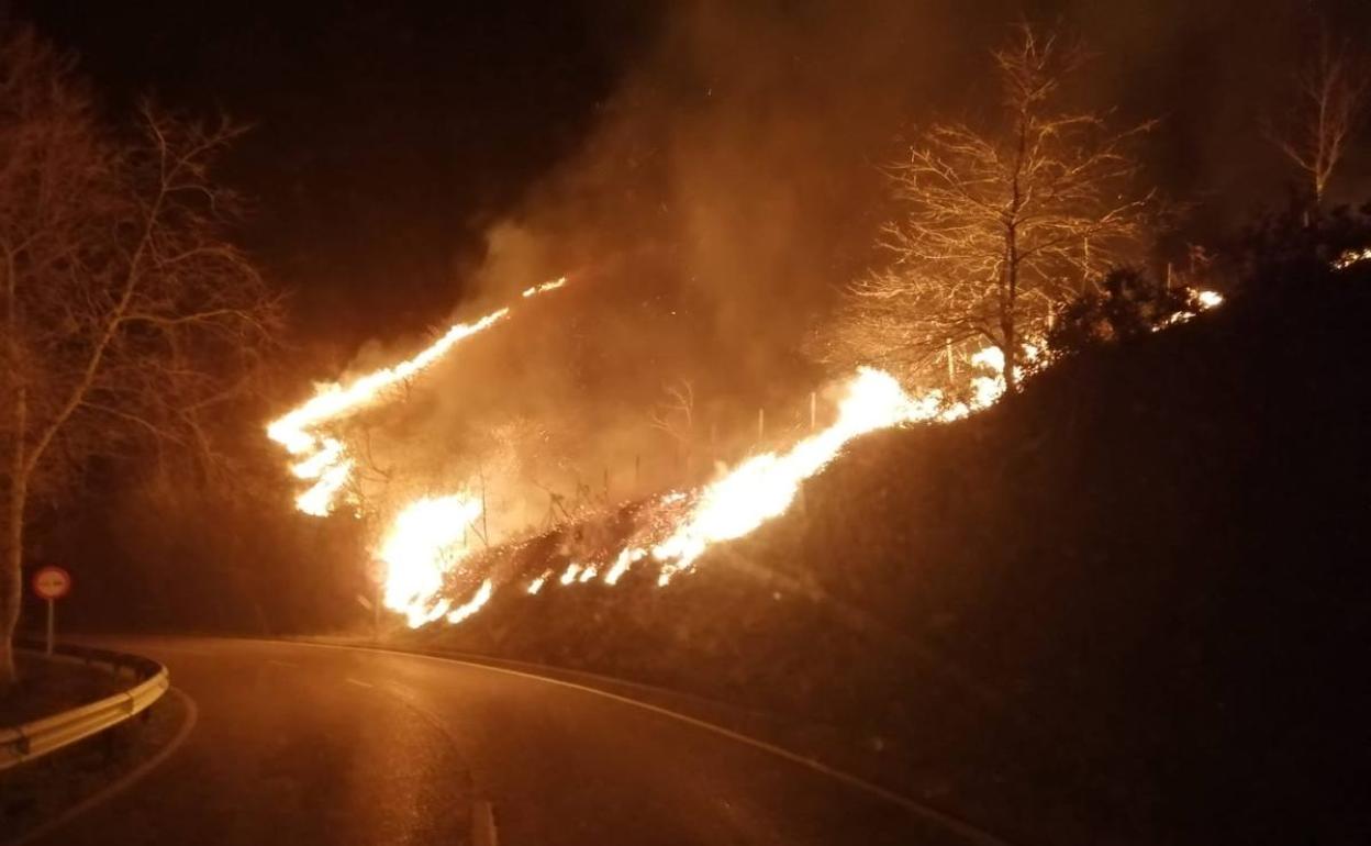 Las llamas crecen en paralelo a la carretera que lleva al Collado de Carmona, en el Valle de Cabuérniga.