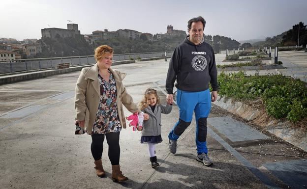 Belén y José, de la mano de la pequeña Itzel, en San Vicente de la Barquera, municipio donde residen.