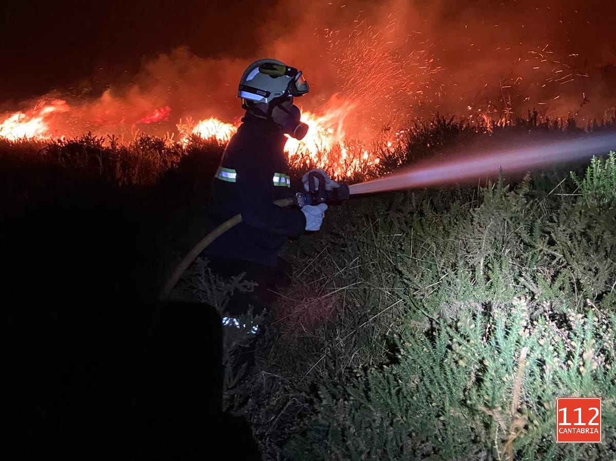 Imágenes de la compleja intervención realizada por los bomberos del 112 esta madrugada en Los Tojos, con frentes de fuego muy cercanos a una vivienda.