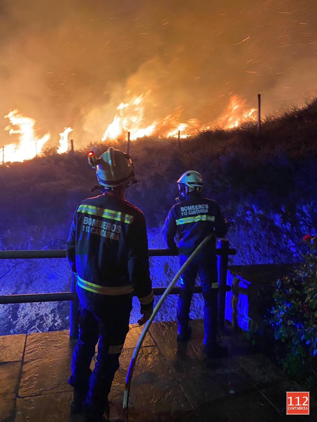 Imágenes de la compleja intervención realizada por los bomberos del 112 esta madrugada en Los Tojos, con frentes de fuego muy cercanos a una vivienda.