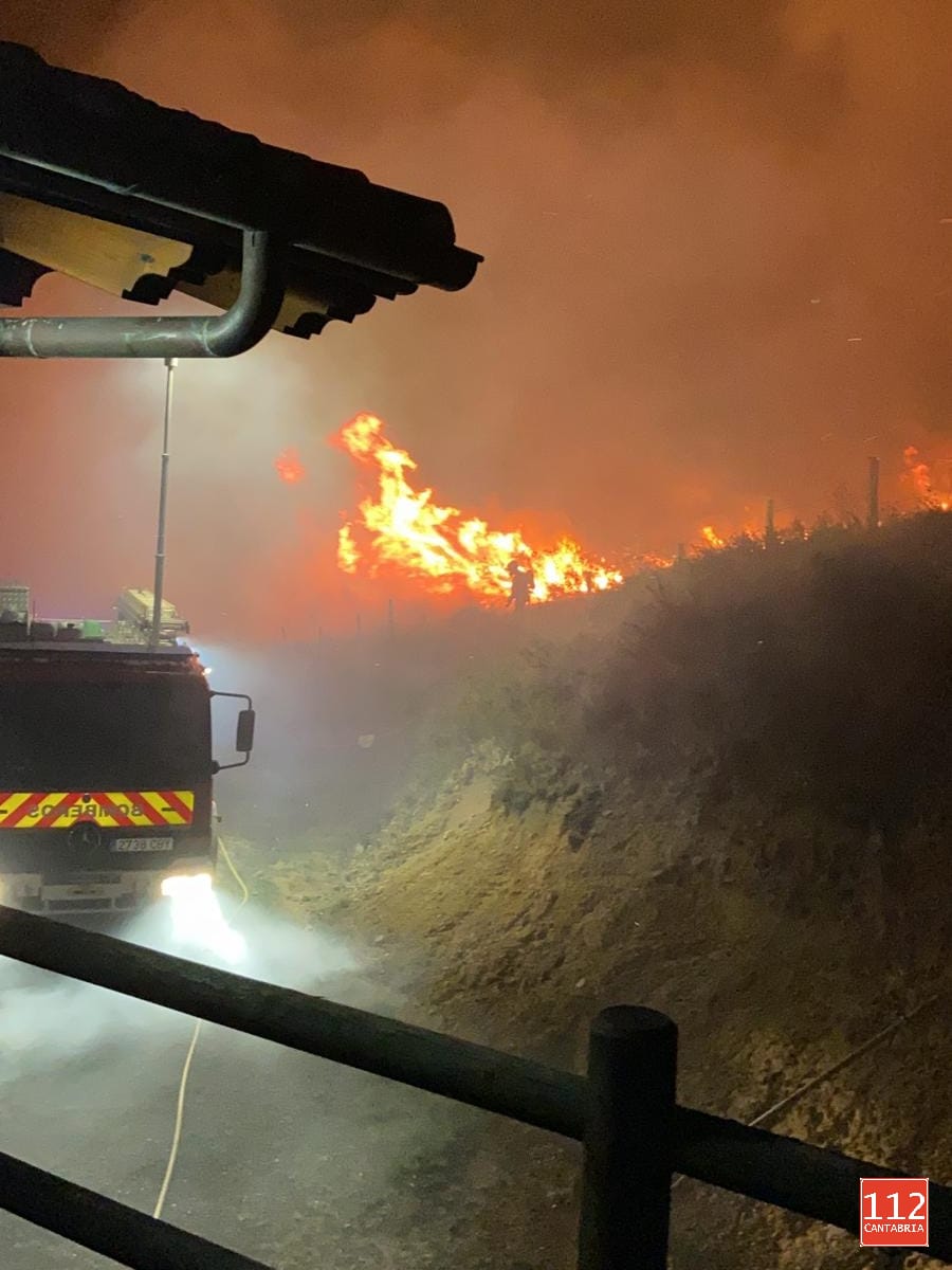 Imágenes de la compleja intervención realizada por los bomberos del 112 esta madrugada en Los Tojos, con frentes de fuego muy cercanos a una vivienda.