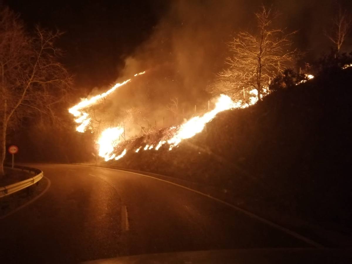 Fuego en la carretera que va hacia Carmona.