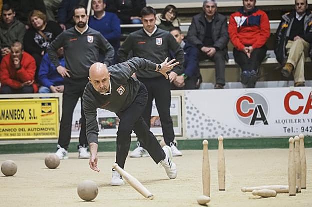 Rubén Rodríguez birla para El Pendo, que estrenaba denominación en partido oficial. Al fondo, Gabi Cagigas y Manuel Domínguez. 