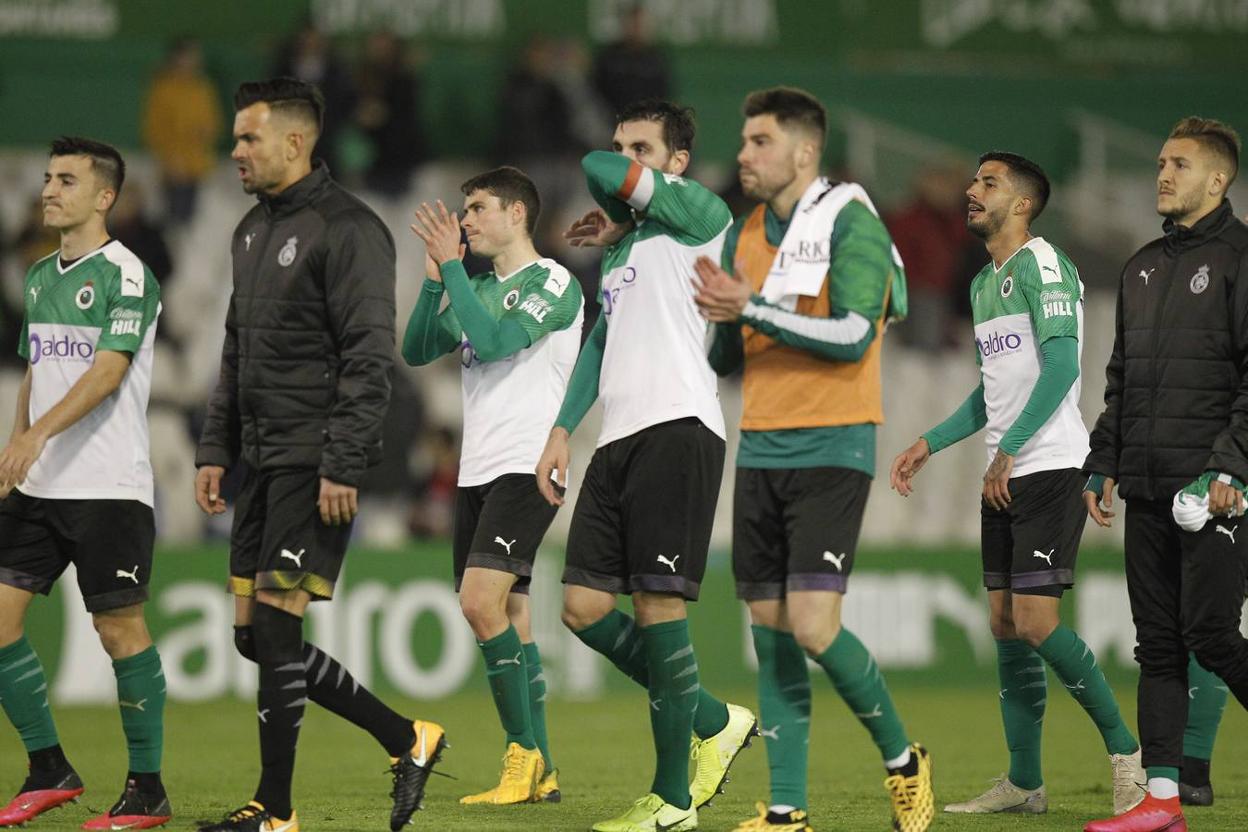 Los jugadores del racing aplauden a los aficionados al final del partido ante el Zaragoza