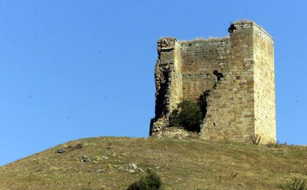 Es raro ver una torre defensiva en el llano, teniendo colinas desde las que vigilar el avance del enemigo. En Ruerrero optaron por este otro sistema, más tradicional. En lo alto del pueblo se levanta así una atalaya construida en los siglos XIV-XV; le faltan muchas piedras, pero su carácter de vigía sigue intacto. Tiene adosada otra torrecita más pequeña, que sirve como contrafuerte, y que se puede apreciar mejor desde alguno de los caminillos de la parte baja y a las afueras del pueblo.