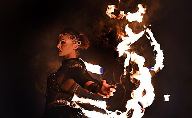 Los malabares conjugan riesgo y belleza a partes iguales.